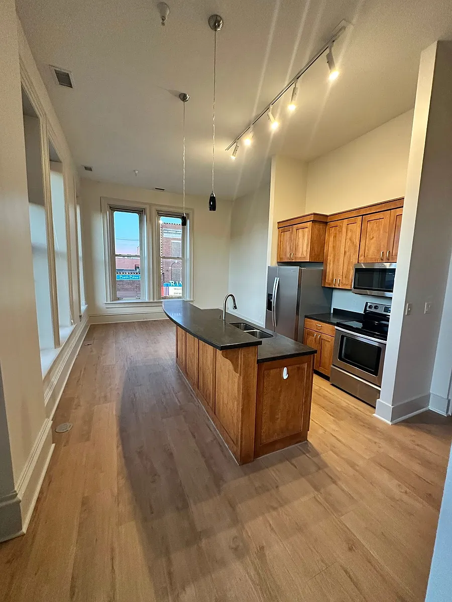 Building Photo - 537 W 2nd St #201