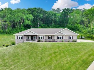 15945 Majestic Dr, Dubuque, IA 52002