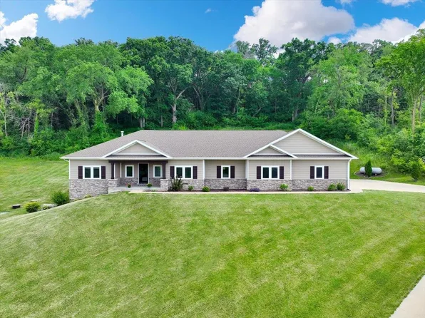 15945 Majestic Dr, Dubuque, IA 52002