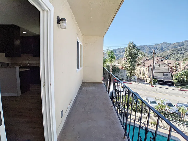 2851 Montrose Ave — Photo 1