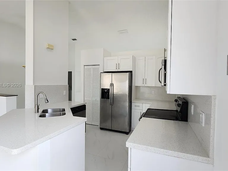 924 Falling Water Rd — Photo 3