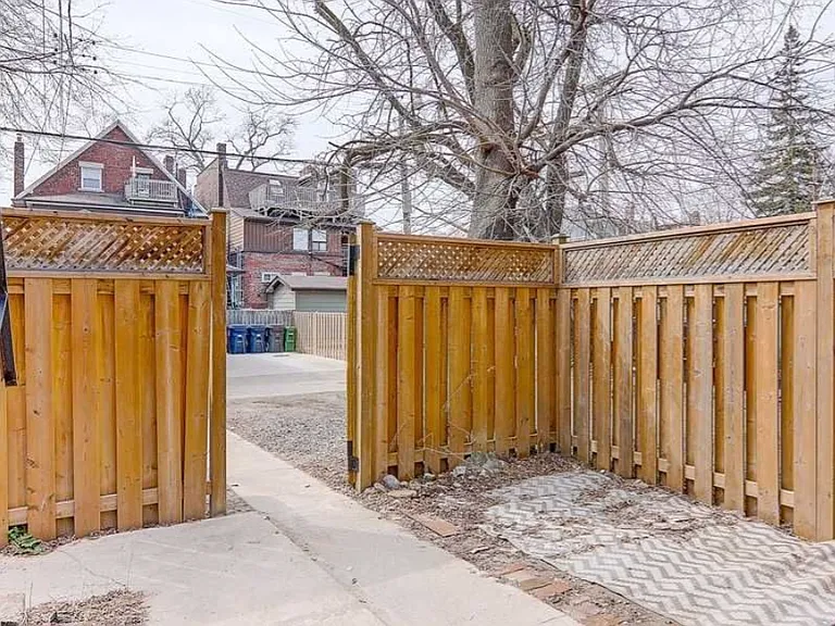454 Markham St #LOWER — Photo 20