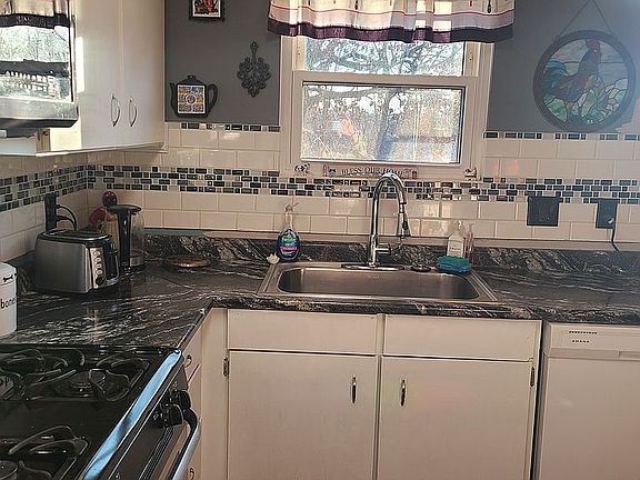 3rd image of 2226 Sims Ave