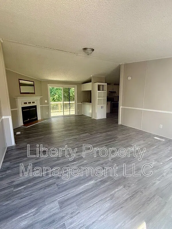 3 bed, 2.0 bath, 1100 sqft, $1,325 — Photo 3