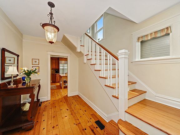 2nd image of 118 E Sheridan Pl