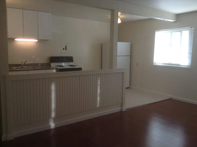 1058 Roewill Dr — Photo 2