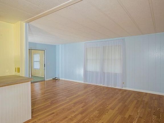 3rd image of 707 Silverthorn Ct