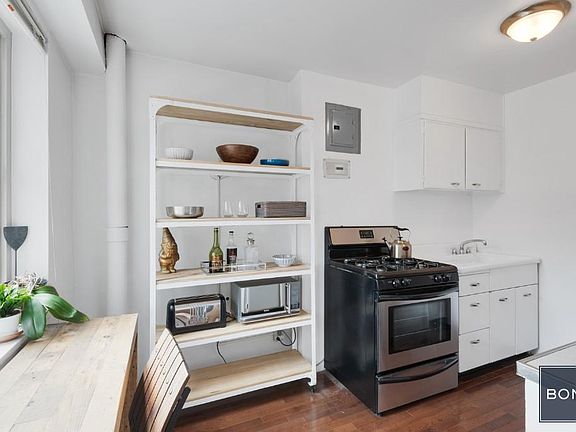 3rd image of 70 La Salle St APT 14E