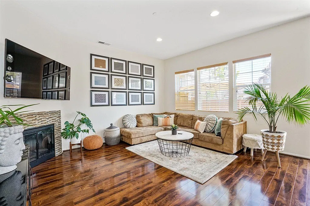 3 bed, 2.5 bath, 1743 sqft, $4,300 — Photo 3