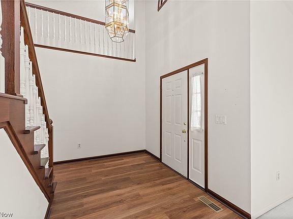 4th image of 8 S Hampton Ct