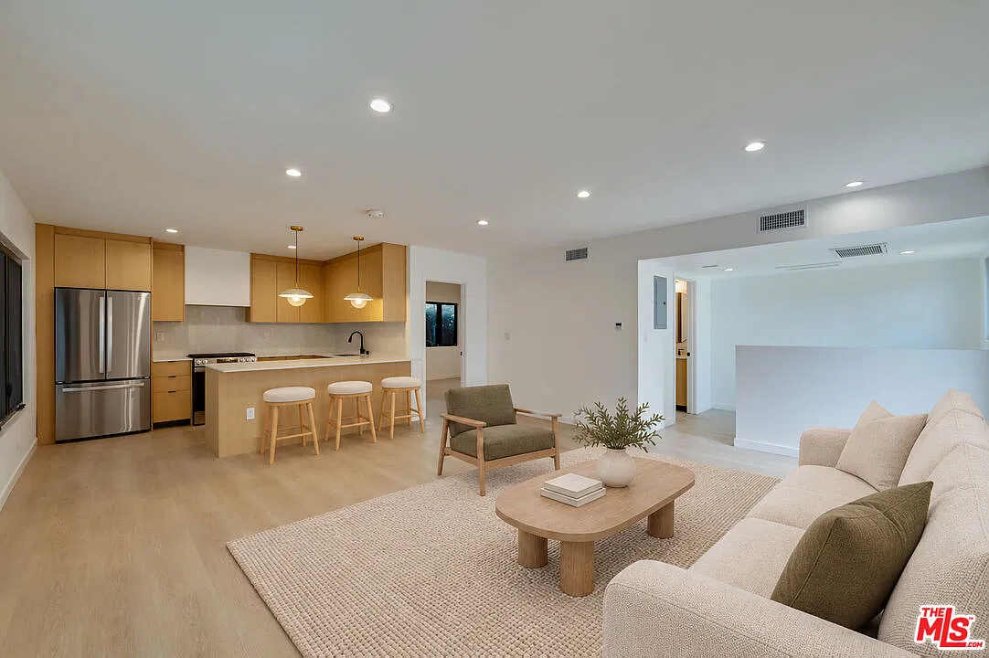 1 bed, 1.0 bath, 760 sqft, $3,850 — Photo 1