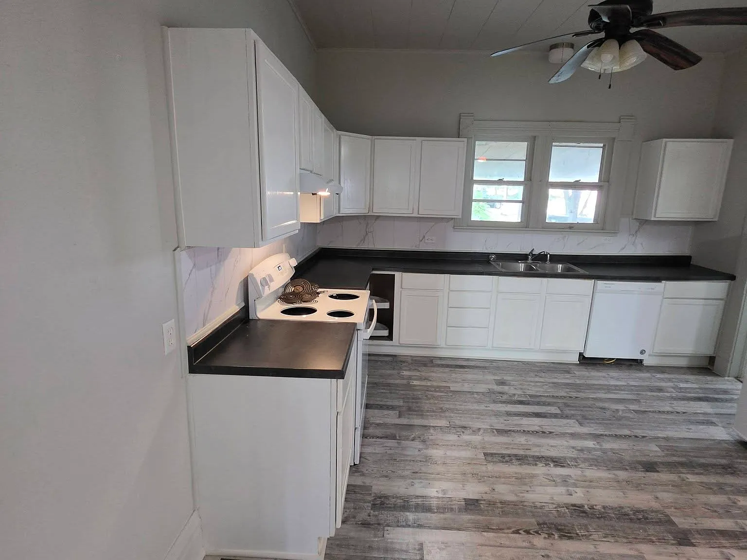 4 bed, 2324 sqft, $995 — Photo 1