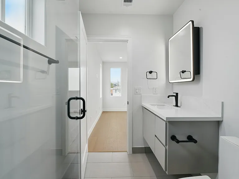 8234 Blackburn Ave #8236-1/2 — Photo 16