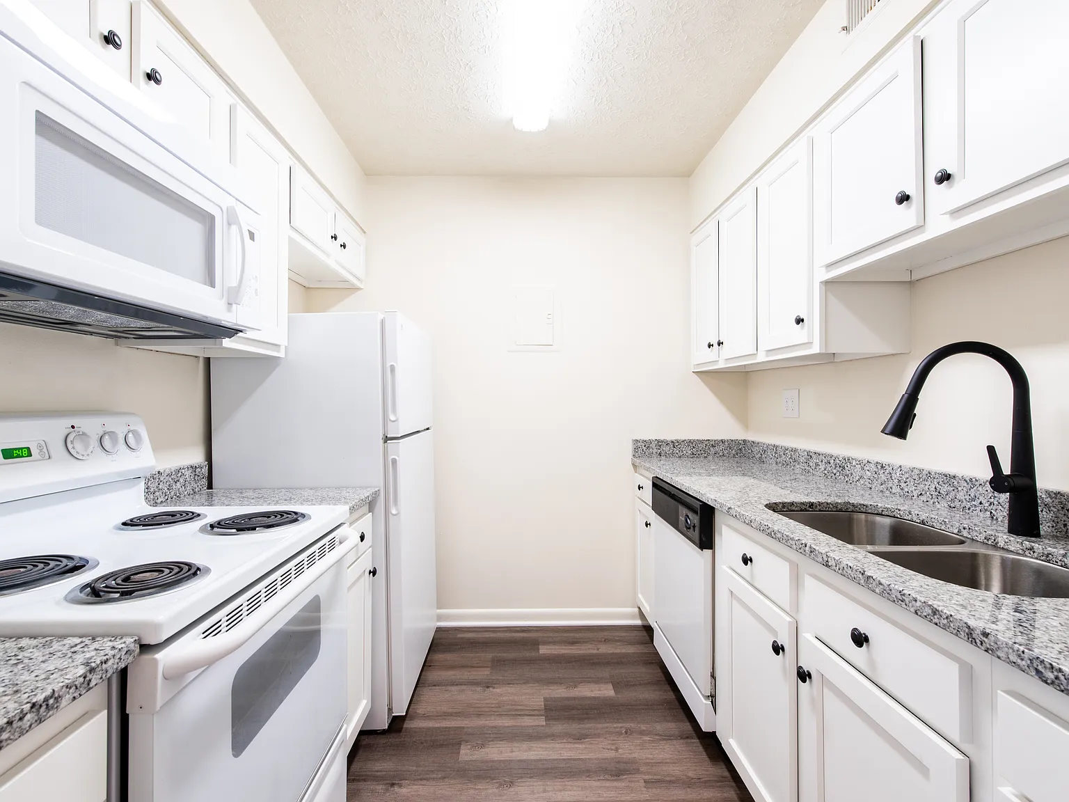 Grinstead Manor Apartments — Photo 1