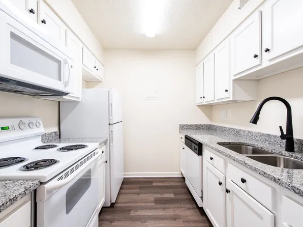 Grinstead Manor Apartments, 2344 Grinstead Dr #2B-1Ba-990Sqft, Louisville, KY 40204