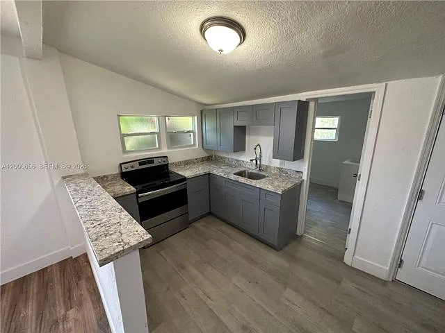 2 bed, 2.0 bath, 1060 sqft, $2,600 — Photo 2