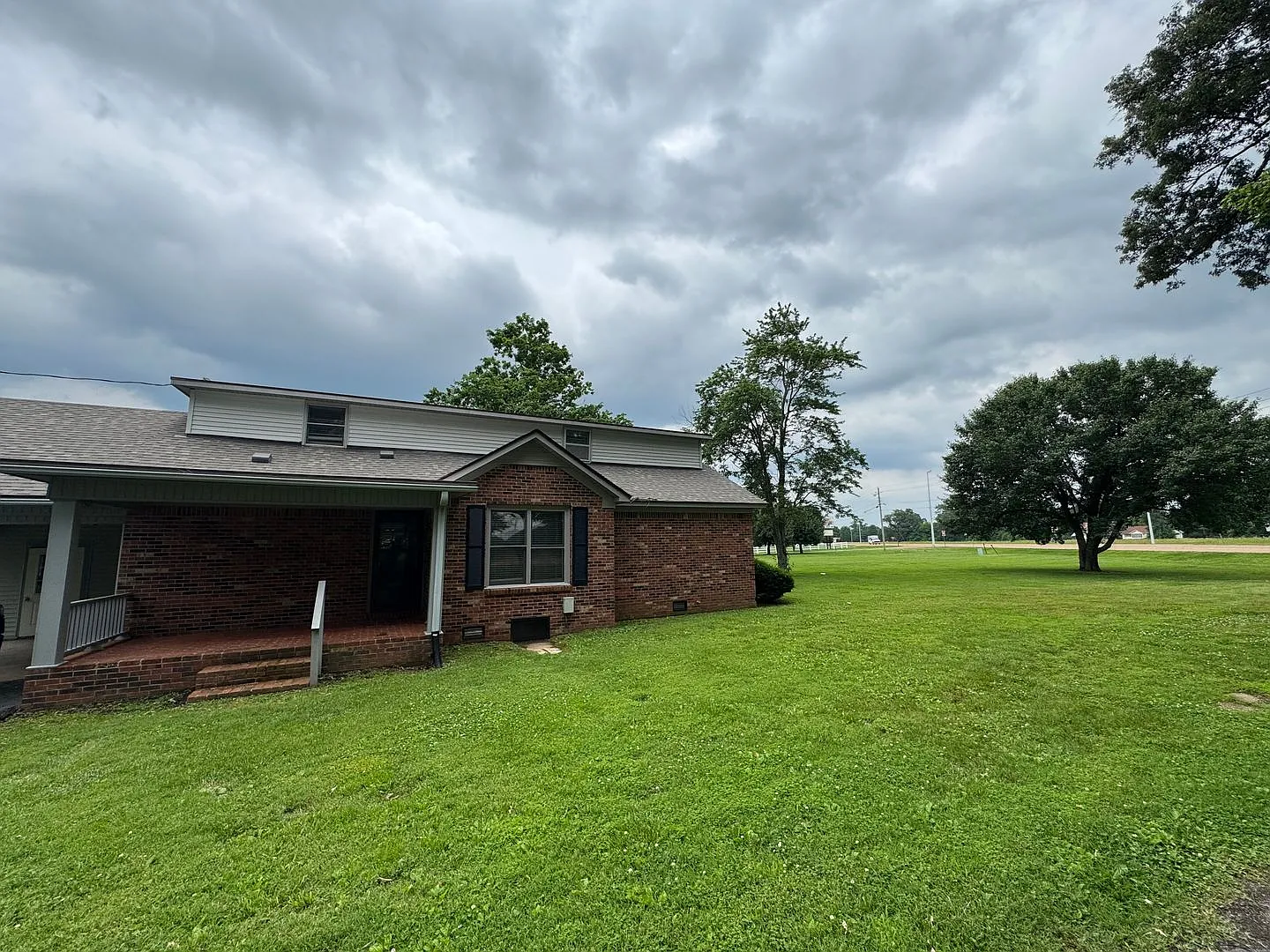 Prime Location! 3 Bed Home on Highway to Martin! — Photo 2