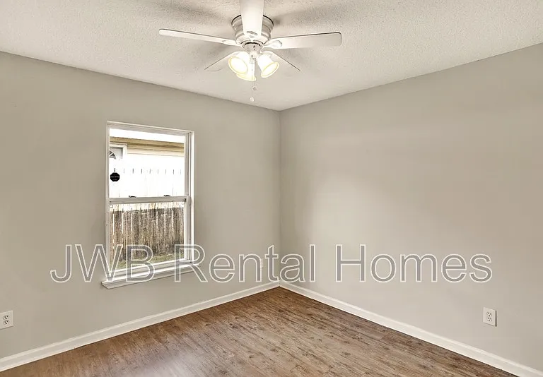 8518 Maple St — Photo 7