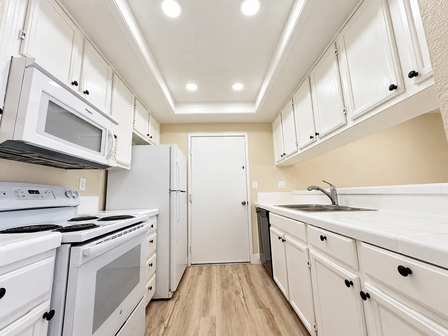 Union City condo is beautiful inside, has 2 car garage. — Photo 2