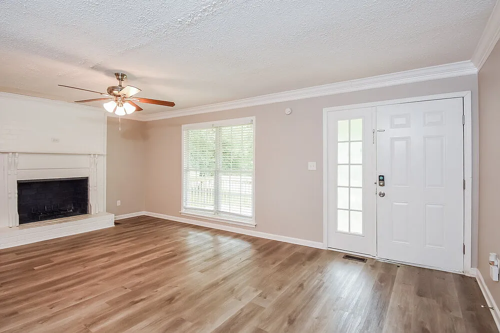 3 bed, 2.0 bath, 1630 sqft, $2,440 — Photo 4