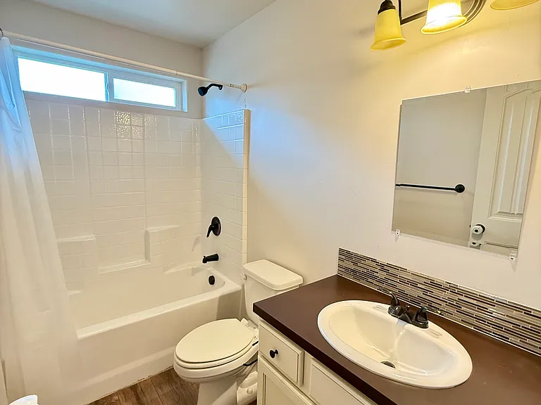 1009 S Date St — Photo 10