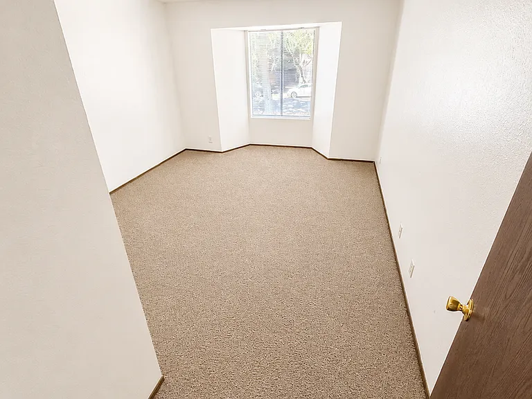 831 W 5th St — Photo 28