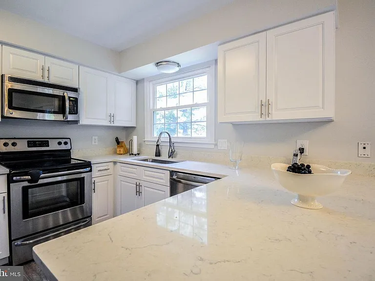 13527 Point Pleasant Dr — Photo 9