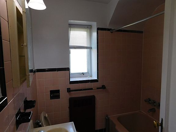 3rd image of 6421 Ellwell Cres #2