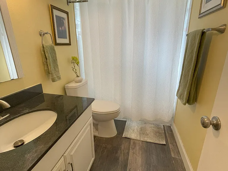 bathroom with bathtub/shower