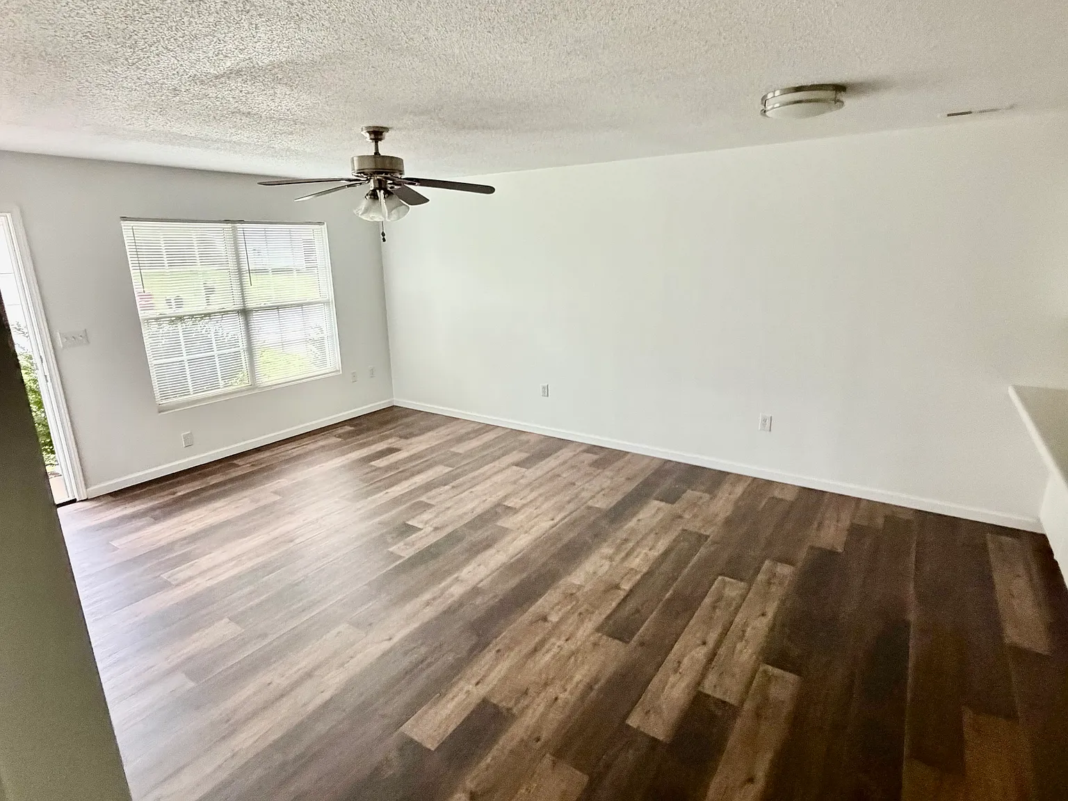 2 bed, 1000 sqft, $1,390 — Photo 3