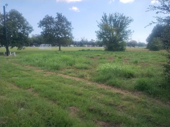 707 Ritchie Ave, Palacios, TX 77465