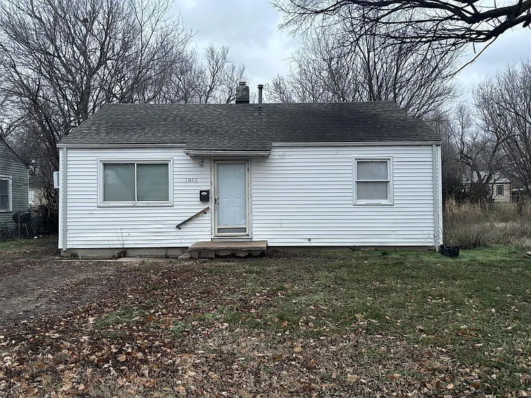 1842 N Poplar Ave — Photo 1