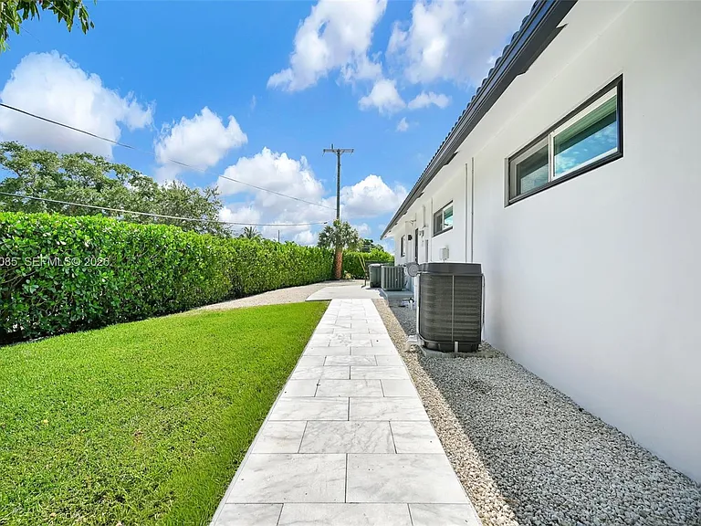 1001 NW 4th Ct — Photo 63