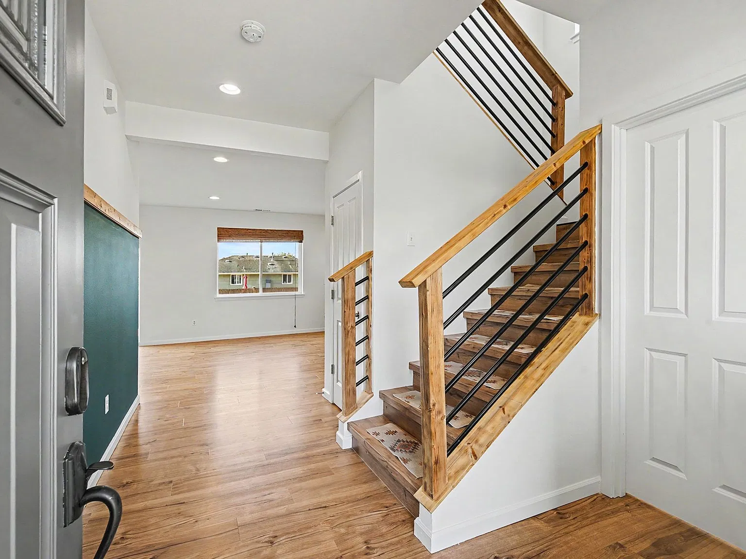 4 bed, 2.5 bath, 1940 sqft, $3,200 — Photo 4