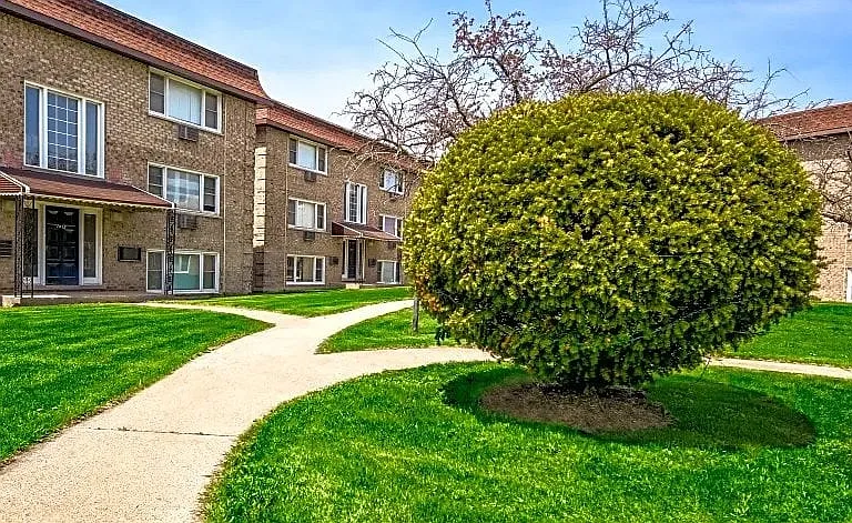 Broadview Apartments — Photo 1