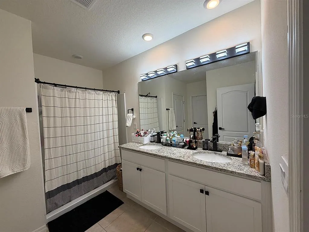 4 bed, 2.0 bath, 1867 sqft, $2,600 — Photo 2