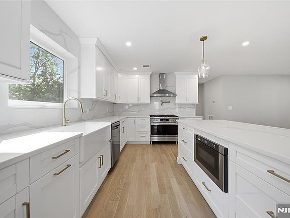 5th image of 182 Grand Ave W