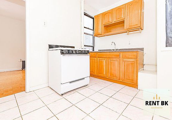 2nd image of 600 Park Pl #15Z