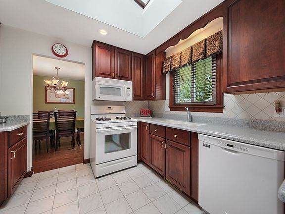5th image of 155 Cambridge Ln