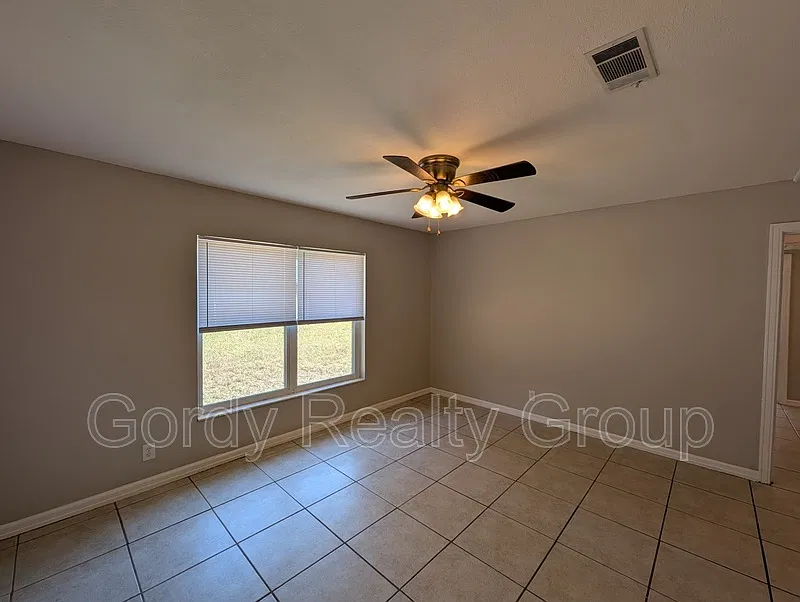 3 bed, 1.0 bath, 1182 sqft, $1,245 — Photo 2