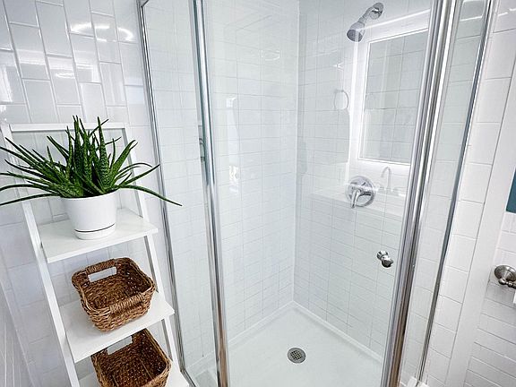 5th image of 207 W Elliott St #B