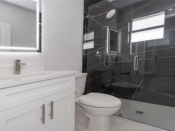 5th image of 733 Phelps ST E