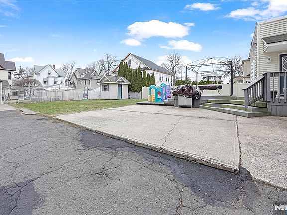 3rd image of 56 Woodward Ave
