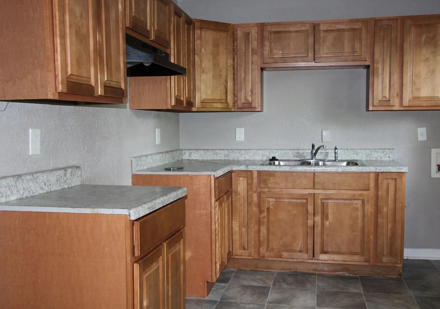 Charming home with 3 beds 1 bath near TO Fuller State Park — Photo 2