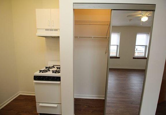 3rd image of 4241 N Kenmore Ave Unit 212