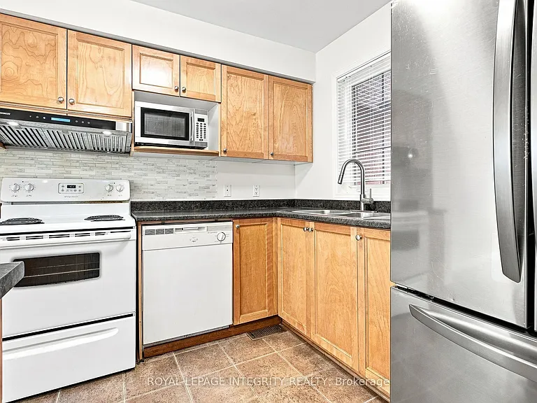 6 Crystal Park Cres — Photo 4