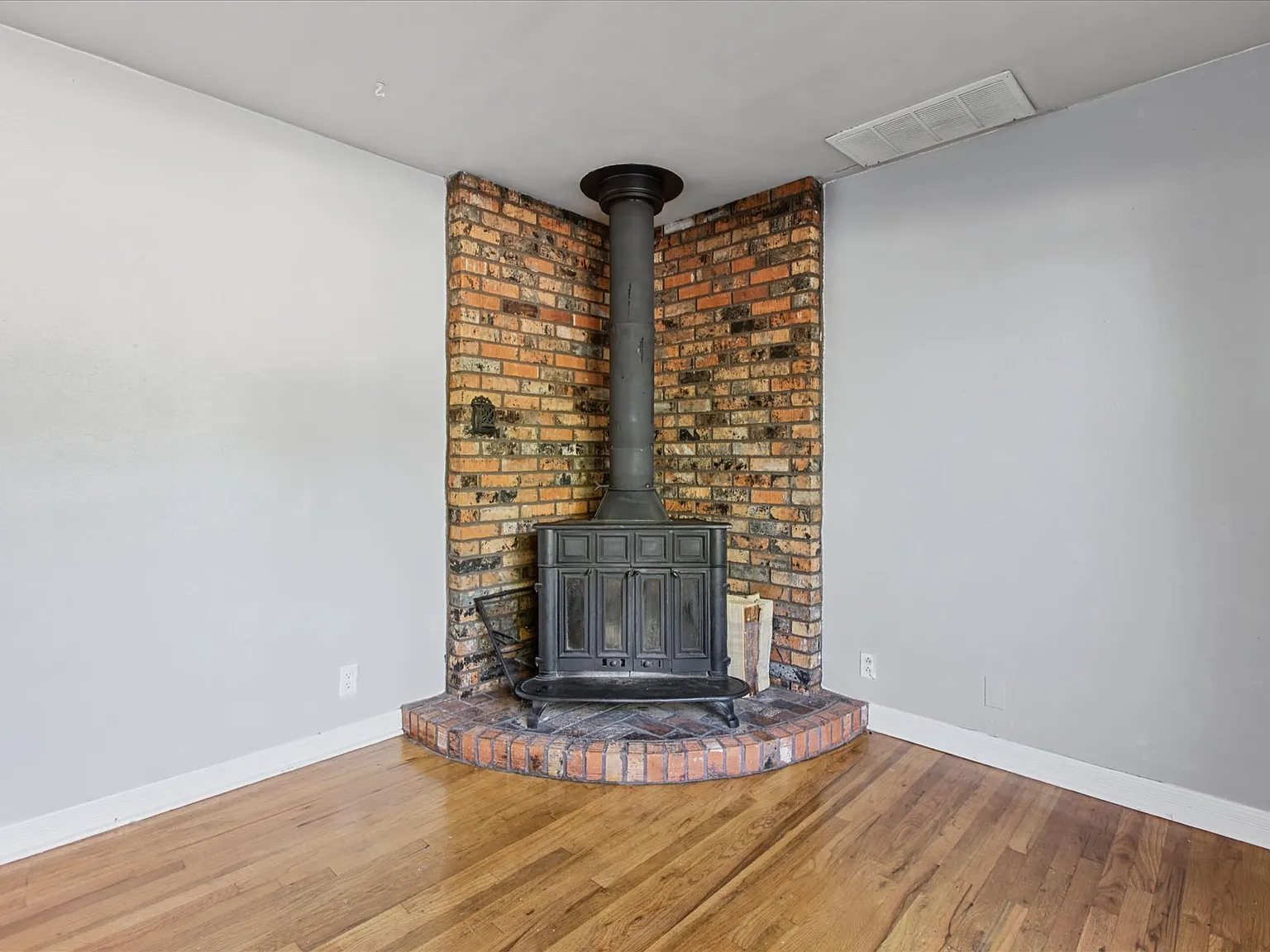2 bed, 900 sqft, $2,300 — Photo 3