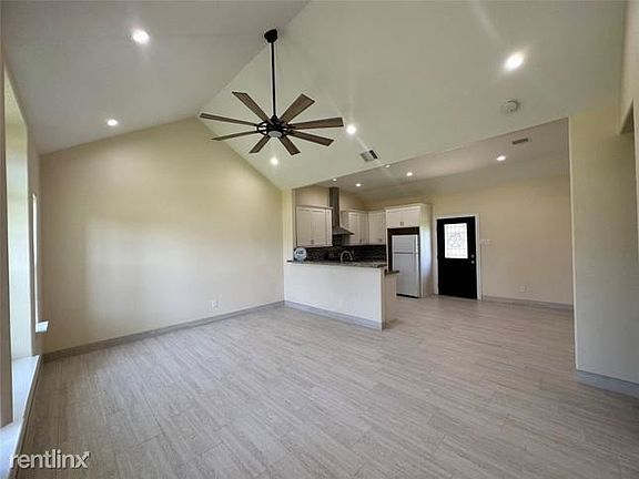 5th image of 825 Mossey Dr