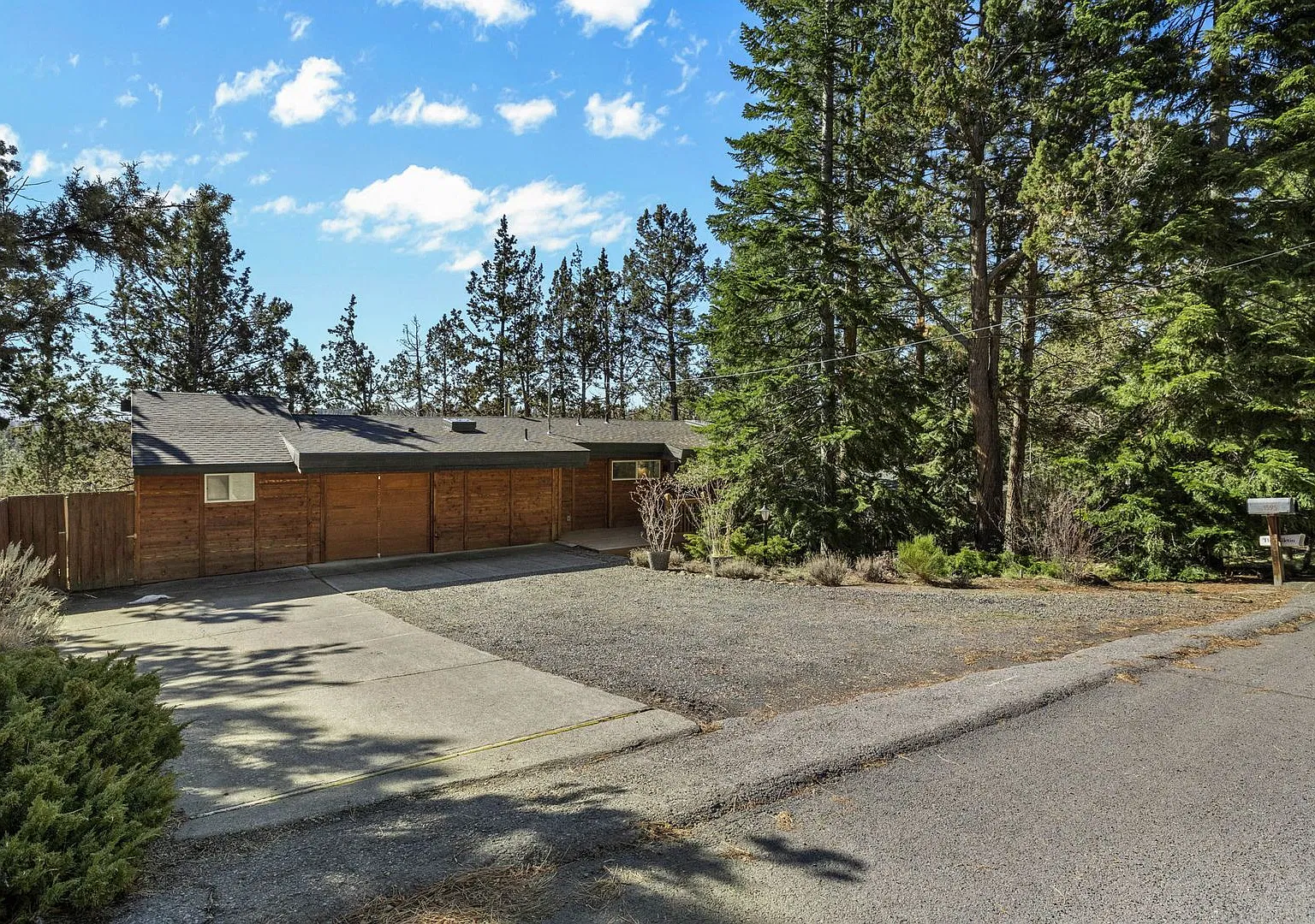 4 Bed 2 Bath West Hills Bend Oregon — Photo 1