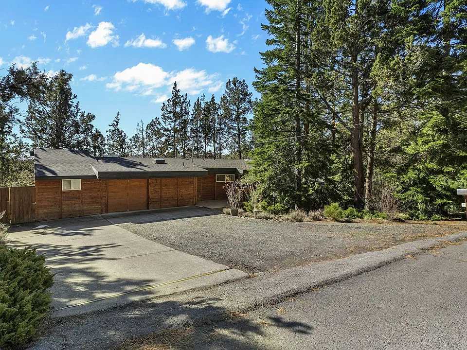 1595 Quincy Ave